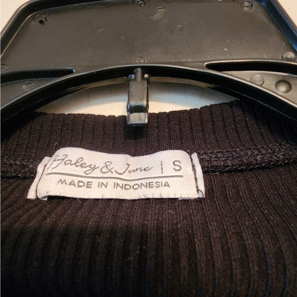 Haley and June black crop top shirt size small - Picture 3 of 3